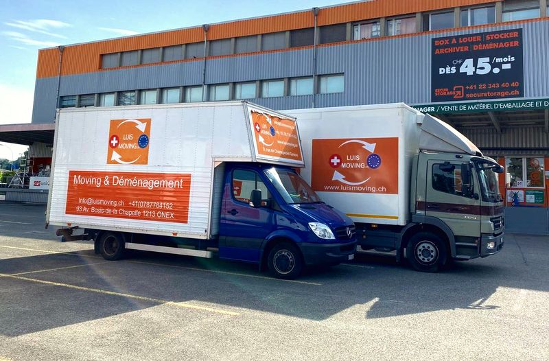 Deux camions International Moving Transports stationnés au dépôt - flotte de véhicules de déménagement