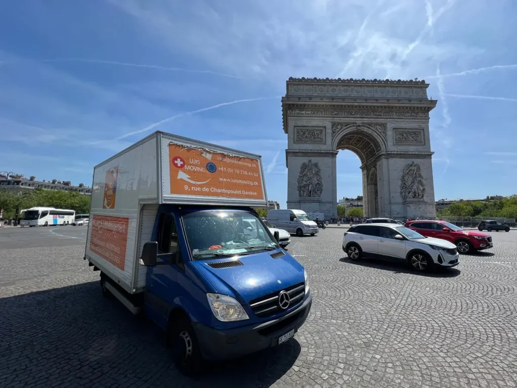 Camion International Moving Transports devant l'Arc de Triomphe à Paris - déménagement Suisse-France